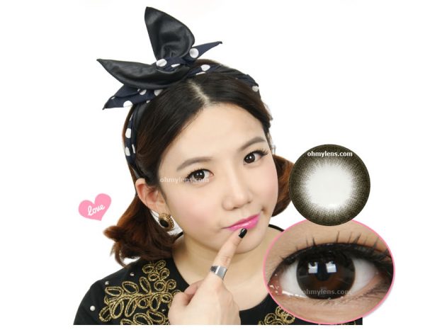 a beautiful girl with Chic Black Contact Lenses for Farshightedness / Hyperopia 01