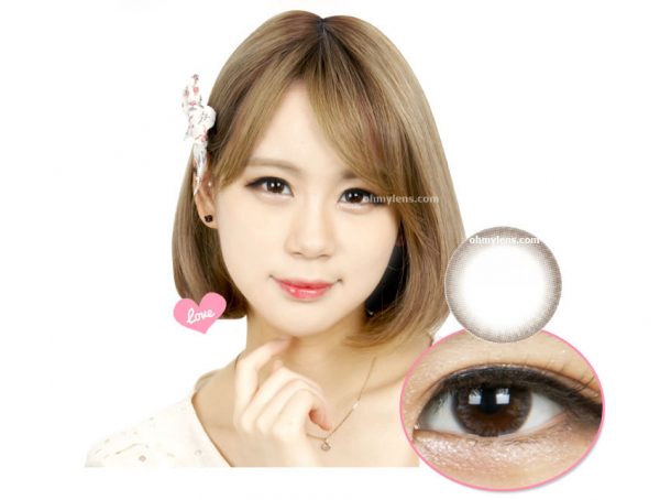 a beautiful girl with Miuu Gray Contact Lenses 01