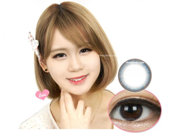 a beautiful girl with Miuu Blue Contact Lenses 01