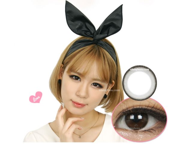 a beautiful girl with Simple Black Contact Lenses 01